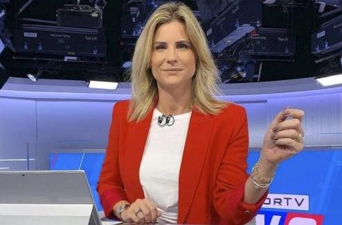 Janaina Xavier começou na emissora como estagiária e agora deixa o canal pago SporTV Janaina Xavier Janaina Xavier com blazer vermelho e camiseta branca - Divulgação