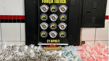 Porções de droga encontradas em galinheiro Váris recipientes de drogas - Imagem: Divulgação / Polícia Militar