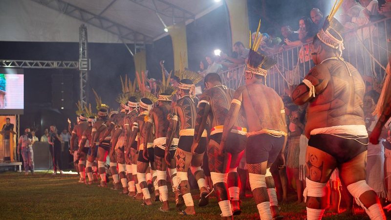 Abertura do festival aconteceu na noite de terça-feira (19) Abertura da Festa Indígena de Bertioga Abertura da Festa Indígena de Bertioga (índios em uma apresentação) - Divulgação