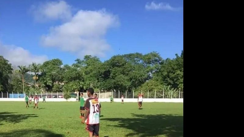 Jovem de 19 anos sonha em ter o futebol como profissão e precisa de auxílio financeiro para realizar o teste em Osasco Jovem sonhador Meninos jogando futebol em uma quadra de com grama - Reprodução