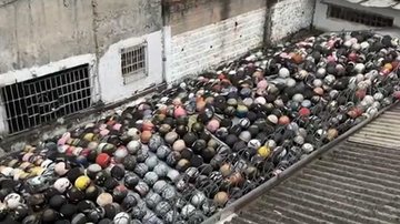 Em um dos locais investigados, a Polícia Civil encontrou capacetes no telhado do comércio Capacetes Capacetes no telhado - Divulgação