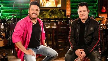 Dupla cobrou R$ 500 mil pelo show que aconteceria no próximo sábado (18) Bruno e Marrone Dupla Bruno e Marrone sentados e sorrindo para fotos - Divulgação