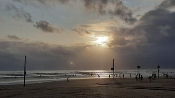 Pôr do sol na praia do Canto do Forte, em Praia Grande Seu resumo de notícias desta sexta-feira Santa acaba de chegar - Esther Zancan