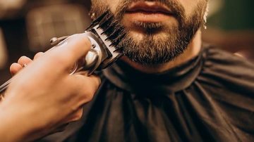 Também está incluso no pacote barba feita aos que não têm condições de pagar Barbearia Homem fazendo a barba em uma barbearia - Divulgação