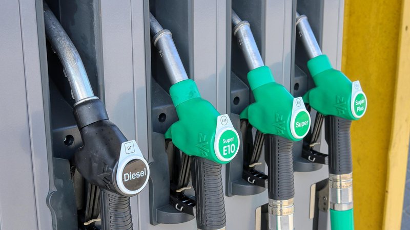 A partir desta terça-feira (10), o litro do diesel nas refinarias passa de R$ 4,51 para R$ 4,91 Petrobras anuncia novo aumento no preço do diesel Bomba de combustível - Pixabay