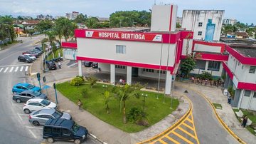 A empresa estipula que a obra seja concluída em 12 meses Hospital Bertioga Imagem aérea do hospital de Bertioga, com a faixada cinza e vermelho - Divulgação/Prefeitura de Bertioga