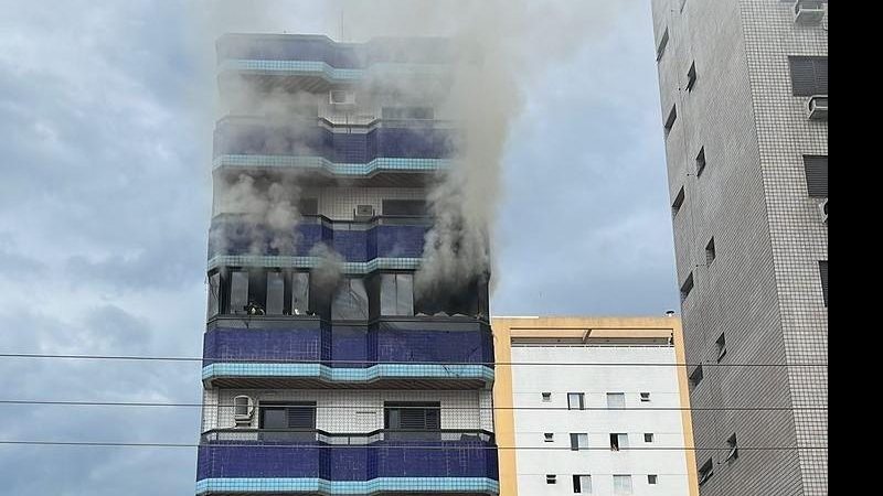 Incêndio atingiu um apartamento do quinto andar Prédio em chamas Prédio azul em chamas - Reprodução