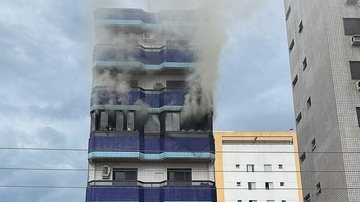Incêndio atingiu um apartamento do quinto andar Prédio em chamas Prédio azul em chamas - Reprodução