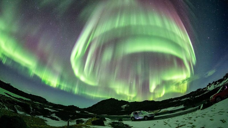 Parece um sonho psicodélico mas é uma aurora boreal real Aurora boreal em vórtice fascina até a Nasa Aurora boreal em forma de vórtice verde luminoso nos céus da Islândia - Christophe Suarez