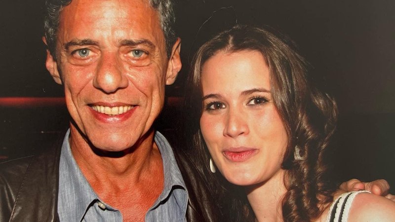 Ana Cañas no começo da carreira em foto com o cantor e compositor Chico Buarque Chico Buarque e Ana Cañas Chico Buarque ao lado esquerdo e Ana Cañas ao lado direito - Reprodução