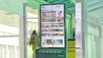 Um ataque hacker parece ter sido responsável pelas cenas constrangedoras exibidas no totem Telão em aeroporto exibe vídeos pornôs e vira caso de polícia Totem no aeroporto Santos Dumont exibe site erótico - Reprodução/Internet