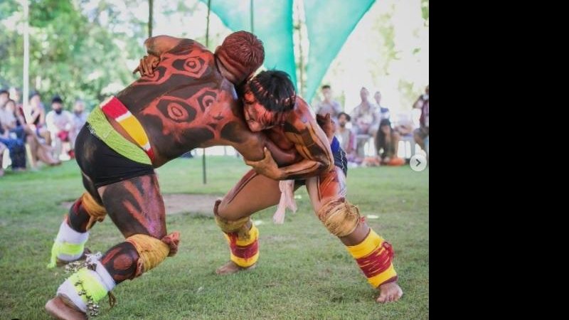 Apresentação da Luta Corporal “Huka Huka” entre os povos Mehinako e Kuikuro durante o 1º Festival Indígena União dos Povos Festival de povos indígenas espera reunir 13 etnias em Mogi das Cruzes - Imagem: Reprodução / Festival Indígena União dos Povos@Instagram