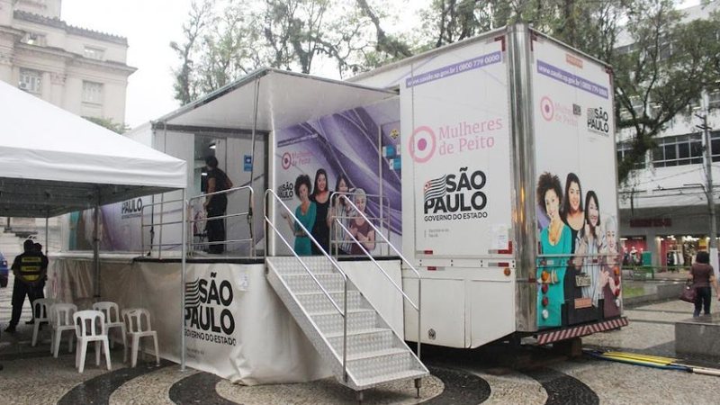 Atendimento gratuito acontece para mulheres a partir de 35 anos Carreta da mamografia realiza exames no Centro Histórico de Santos Carreta da mamografia estacionada na Praça Mauá, em Santos - Nathalia Filipe/Prefeitura de Santos