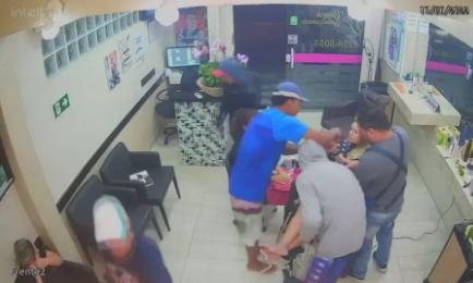 Ação do quarteto foi registrada por câmeras de segurança do salão Crime em São Vicente Quatro homens roubando clientes de salão de beleza - Reprodução