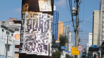 Multa é dada individualmente por cada cartaz colado em postes da cidade Propaganda irregular no poste Cartaz colado em um poste - Imagem ilustrativa