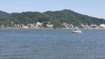 Baía de São Vicente com Parque Prainha ao fundo Seu resumo de notícias desta sexta-feira (6) acaba de sair do forno! Baía de São Vicente com Parque Prainha ao fundo e iate - Esther Zancan