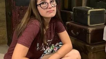 Isabele Ramos com 14 anos na época do crime quando foi morta com um tiro no cabeça Isabele Ramos Jovem sentada com um óculos preto e cabelo castanho - Reprodução