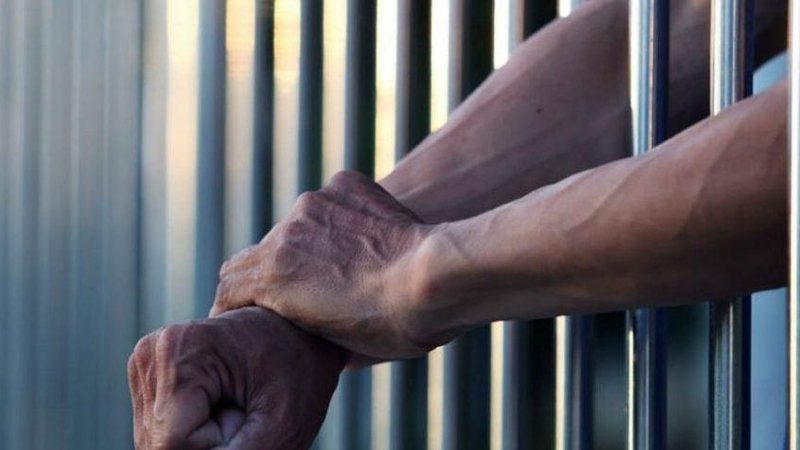 Um dos presos foi encontrado no bairro Balneário Sabaúna em Itanhaém Prisão Homem preso com as mãos cruzadas na grade da cela - Imagem Ilustrativa