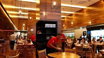 São 30 vagas para auxiliar de cozinha e 20 para atendente de mesa Rede de restaurantes abre 50 vagas de emprego em Santos Jovem atendendo mesa em restaurante - Imagem: Divulgação / Prefeitura de Santos