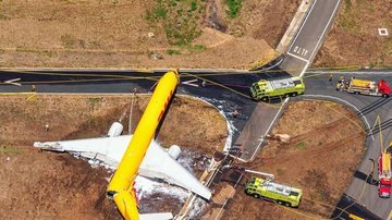 Aeronave se partiu em dois logo após pouso de emergência Avião de cargas se parte em dois após pouso | VÍDEO Avião da DHL partido em dois em pista de aeroporto na Costa Rica - Reprodução/Internet