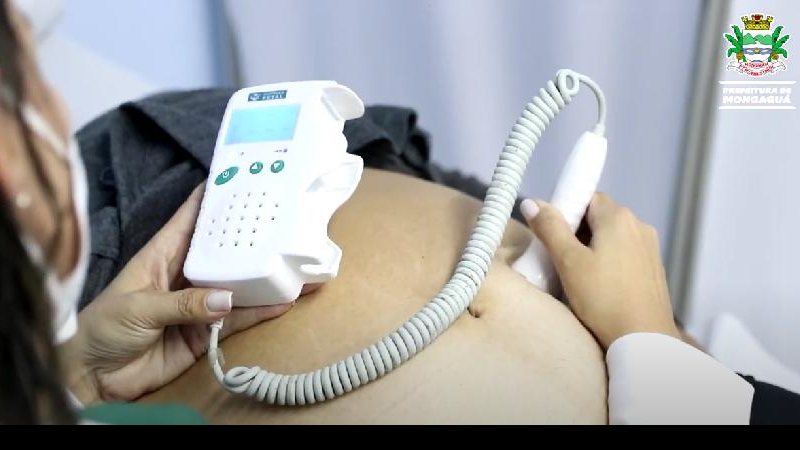 Dr. Israel Melo destaca que todas as unidades de saúde do município tem pediatria Grávida Barriga de grávida com um instrumento de médica para ver o neném na barriga - Reprodução