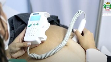 Dr. Israel Melo destaca que todas as unidades de saúde do município tem pediatria Grávida Barriga de grávida com um instrumento de médica para ver o neném na barriga - Reprodução