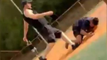 No vídeo, é possível observar o homem de 27 anos chutando o jovem já encolhido no chão, na quadra esportiva do condomínio - Reprodução/web