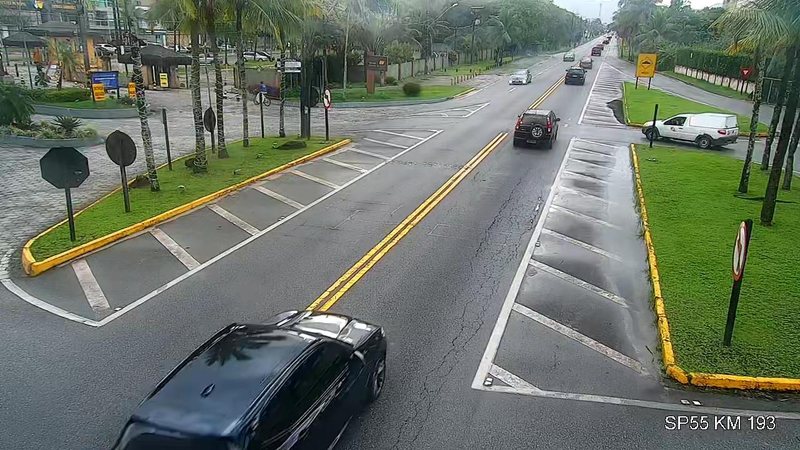 Estradas começam a ganhar movimento intenso de veículos na manhã da Sexta-feira Santa Rodovia Rio-Santos (Morada da Praia) Fila de veículos seguindo na rodovia Rio-Santos no sentido Litoral Norte - Reprodução/DER