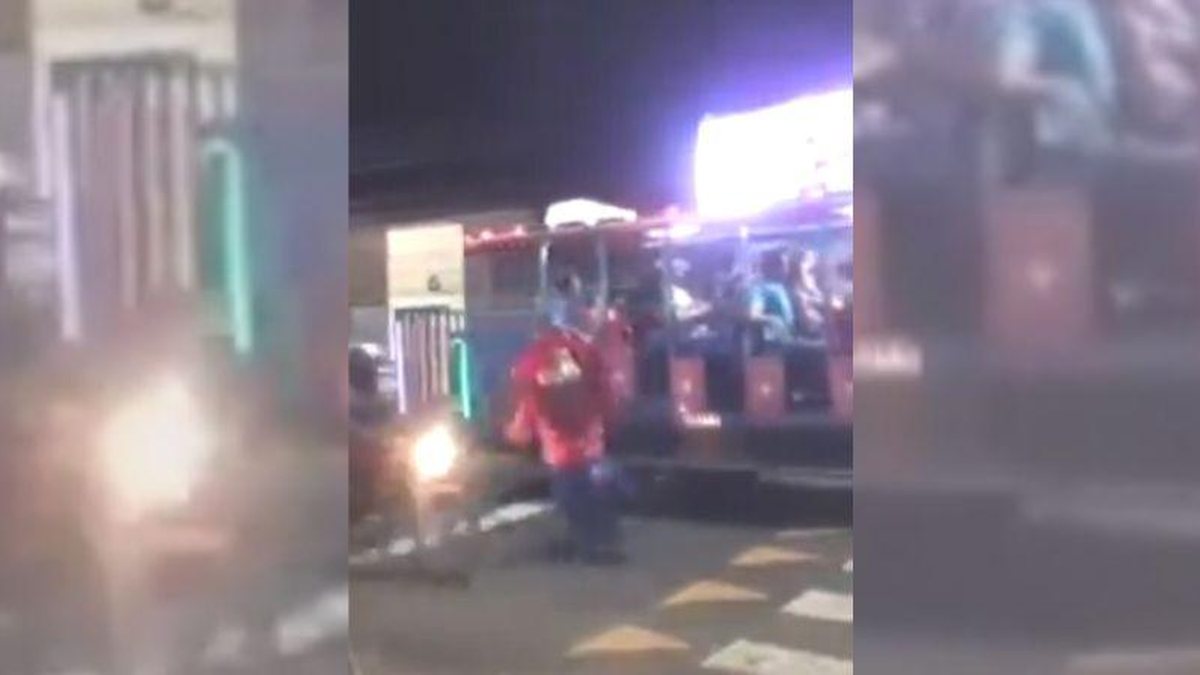 Vídeo. Jovem fantasiado de Fofão é atropelado ao descer de carreta