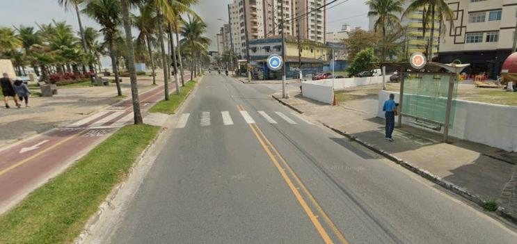 Vítima esperava o transporte público quando foi atingida pela sacola cheia de areia, sofrendo atordoamento - Google Street View