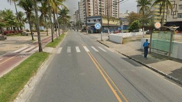 Vítima esperava o transporte público quando foi atingida pela sacola cheia de areia, sofrendo atordoamento - Google Street View