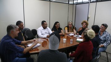Comissão Diversidade Sexual reunida em Guarujá (SP) Diversidade em Guarujá Pessoas sentadas em volta de uma mesa - Divulgação/Helder Lima
