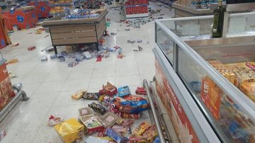 Imagens mostram desturição dentro do supermercado alvo dos saqueadores Supermercado é saqueado no Rio de Janeiro e imagens são chocantes Supermercado do Rio de Janeiro com mercadorias jogadas no chão após saques - Reprodução/Redes Sociais