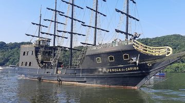 Já pensou em dar um rolê de navio pirata por aí? Bertioga ganha “barco pirata” com capacidade para mais de 200 pessoas Escuna "Pérola do Caribe", no estilo dos antigos navios piratas - Divulgação/Gênesis