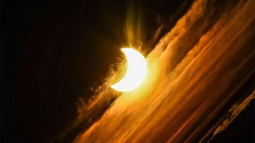 Flagrante do eclipse parcial do Sol aconteceu na Argentina Foto de eclipse parcial do Sol na Argentina encanta pela beleza Eclipse solar parcial nos céus da Patagônia, na Argentina - Aixa Andrada