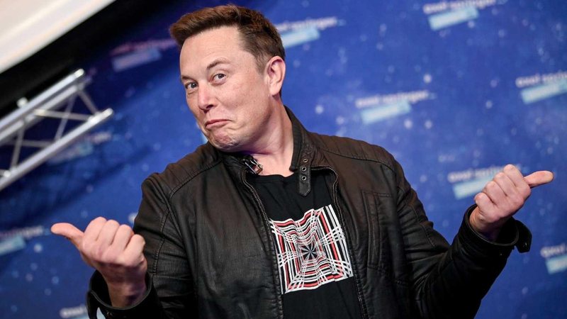 Musk aguarda informações que comprovem que menos de 5% dos usuários do Twitter sejam perfis falsos Suspensão da compra do Twitter por Elon Musk gera onda de piadas na web Bilionário Elon Musk - Getty Images