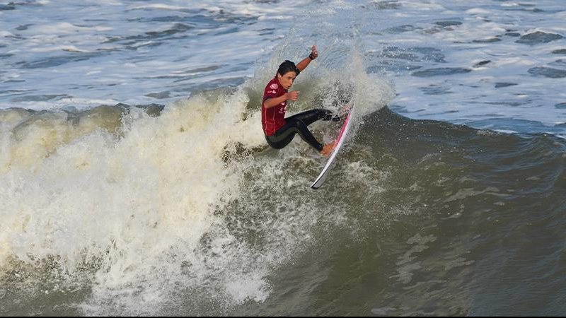 Surfista garantiu a maior somatória no campeonato de Surf que acontece em Mongaguá Surf - EriK Medalha