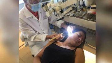 Jovem teve que ser sedada devido à forte dor que estava sentido Barata no ouvido Barata sendo retirada do ouvido da paciente que está na maca deitada - Divulgação