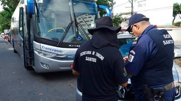 Veículos são multados por desrespeito à lei do turismo de um dia no litoral Turismo de um dia - Divulgação PMS