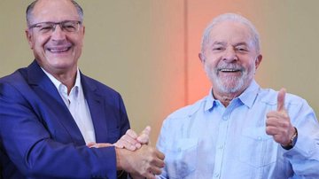 Candidatos anunciaram a união na última sexta-feira (8) para concorrer à Presidência da República Lula e Alckmin Lula e Alckmin dando as mãos - Divulgação