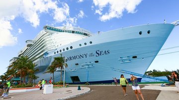 "Harmony of the Seas" é considerado o maior navio de cruzeiros do mundo em comprimento Vídeo: Maior navio de cruzeiros do mundo tromba com píer Navio de cruzeiros "Harmony of the Seas" - Reprodução/Melhores Destinos