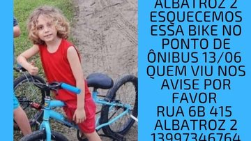 Bicicleta foi esquecida em um ponto de ônibus do bairro Albatroz II Bicicleta esquecida Criança com uma bicicleta azul de rodinhas - Reprodução