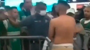Homens com camisa do Palmeiras agridem corinthiano no metro de SP INTOLERÂNCIA ENTRE "TORCEDORES" - Reprodução