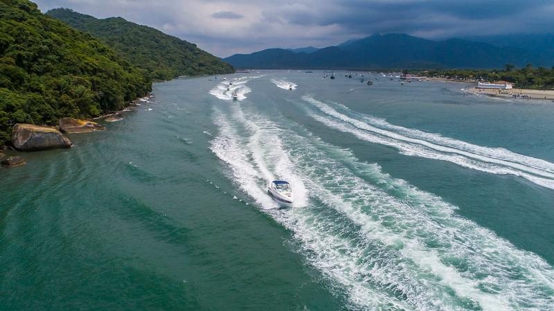 "Maio Náutico" se encerra neste domingo (29). Evento conta com exposição de barcos, lanchas, Jet Ski, canoas e pranchas acessíveis Bertioga tem programação imperdível para este fim de semana Lanchas navegam em Bertioga - Renato Inácio/Prefeitura de Bertioga