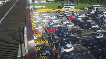 Km 32 da Rodovia dos Imigrantes Rodovia dos Imigrantes tem 15 km de tráfego intenso na serra, sentido litoral de SP Pedágio lotado de carros - Imagem: Ecovias
