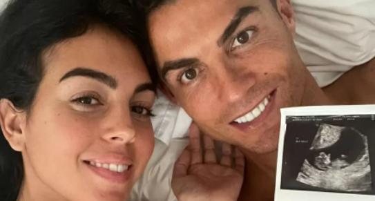 Casal anunciou a gravidez em outubro do ano passado Cristiano Ronaldo Cristiano Ronaldo deitado com a esposa e o ultrassom dos filhos gêmeos em mãos - Divulgação