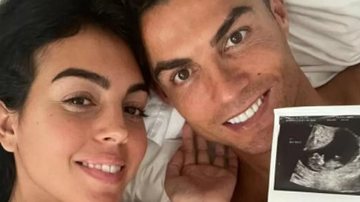 Casal anunciou a gravidez em outubro do ano passado Cristiano Ronaldo Cristiano Ronaldo deitado com a esposa e o ultrassom dos filhos gêmeos em mãos - Divulgação