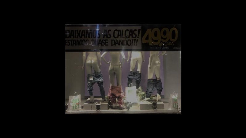 Manequins com caiças abaixadas em vitrine de loja em São Vicente foto 2 - Lojas no litoral de SP anunciam que estão “quase dando” e abaixam as calças de manequins; vendas sobem Manequins com calças abaixadas em vitrine de loja - Imagem: Reprodução