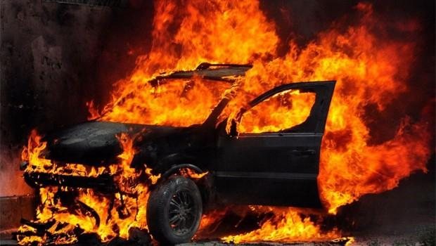 Carro pega fogo na Oswaldo Cruz, em Ubatuba, SP Carro pega fogo na rodovia Oswaldo Cruz, em Ubatuba (SP) - Foto: Divulgação