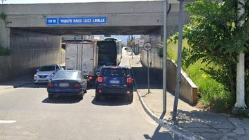 Fato ocorreu nas proximidades do Viaduto 16, no bairro Vila Antártica Após encostar órgão sexual em pedestre, homem é detido por populares no litoral de SP Viaduto 16, no bairro Vila Antártica, em Praia Grande - Reproduçaõ/Google Maps